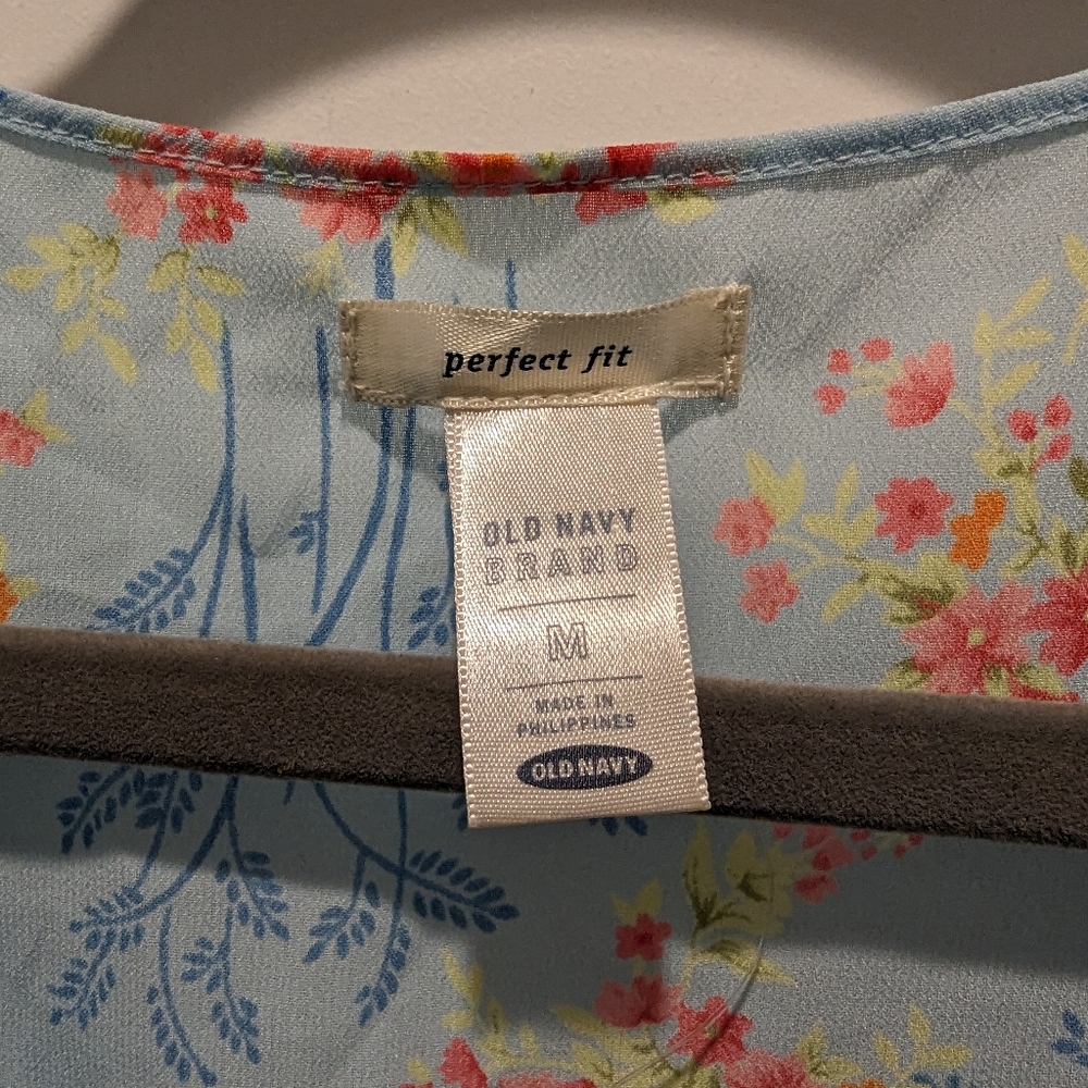 NWT Old Navy Blue Floral Sleeveless Blouse Size M - Picture 2 of 3